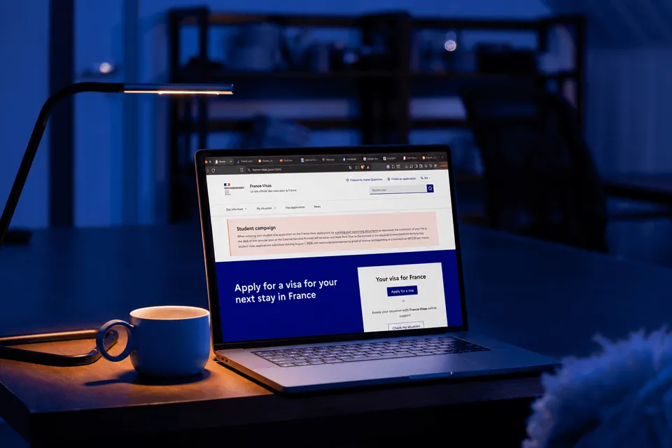 A laptop with a lot of tabs open and showing a french official source page