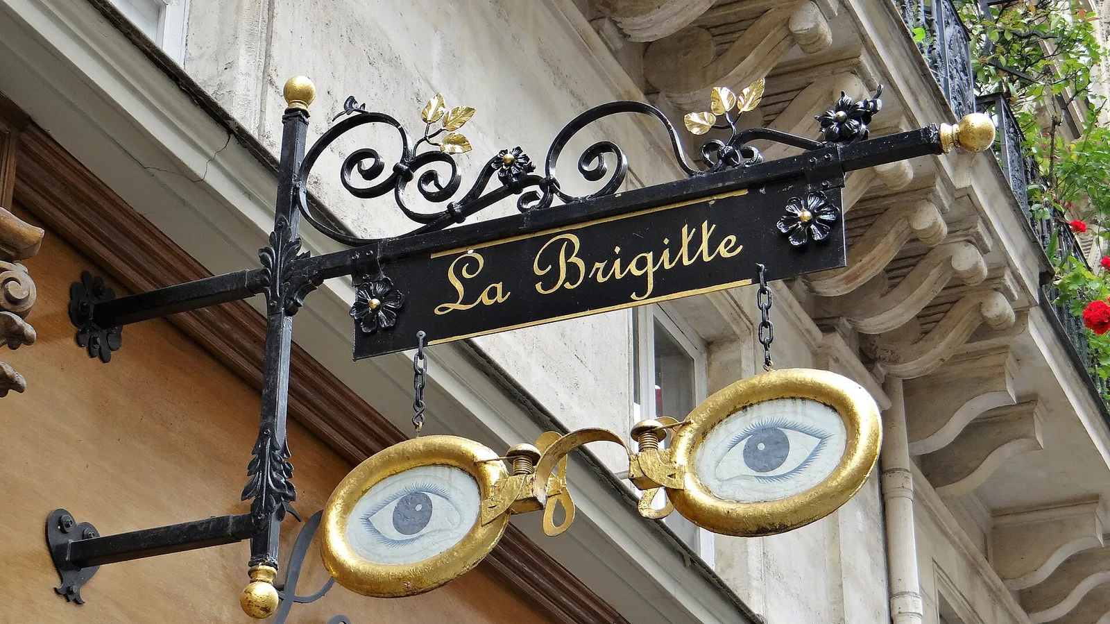 An optician's sign in Paris